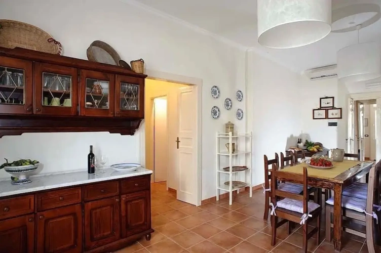 6 Bedrooms Villa