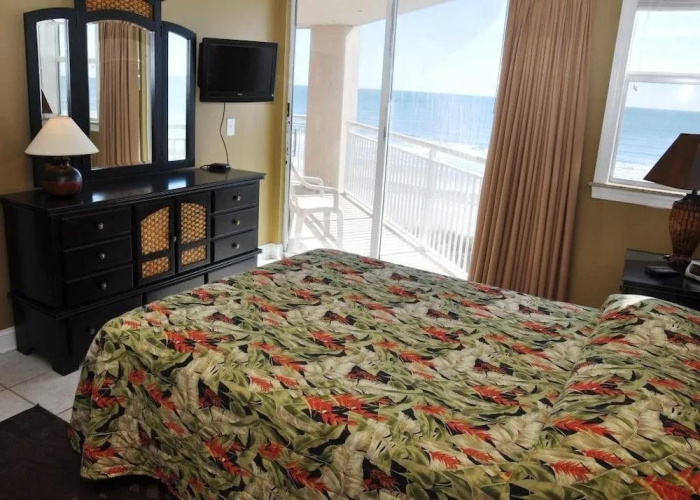 Hyperion Towers 302 - 2 Br condo by RedAwning