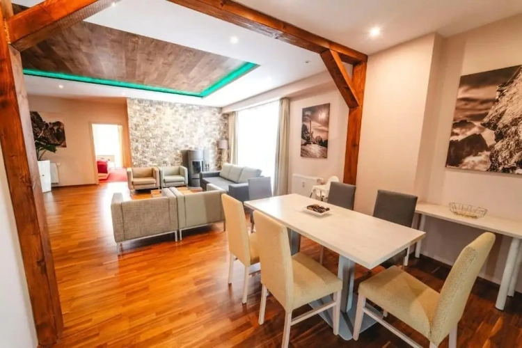 2 Bedrooms Apartment