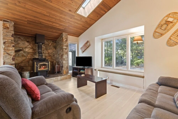 4 Bedrooms Cottage