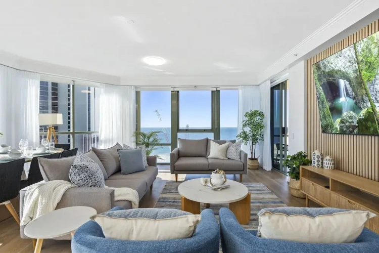 4 Bedrooms Apartment