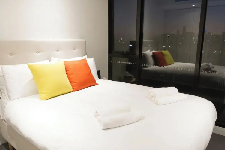 Modern + Spacious 2bd/2bath - Stunning City Views!