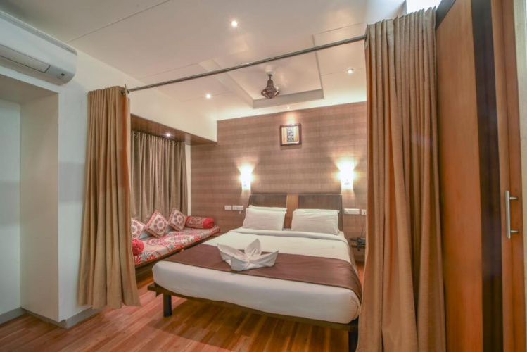 Hotel Orient Crown, Kolhapur