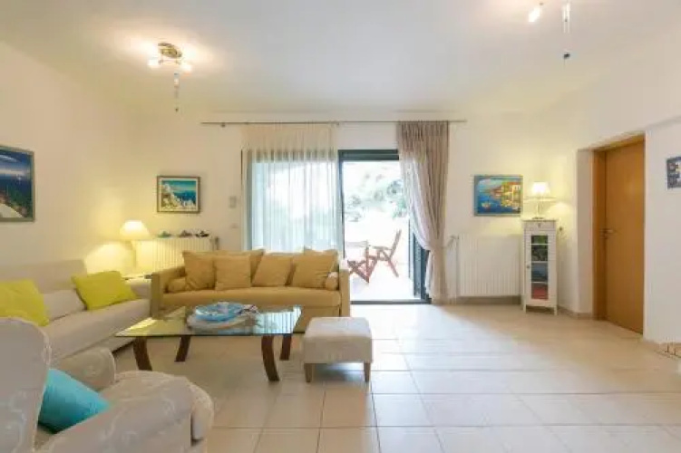 4bdr Beachfront House In Kalandra