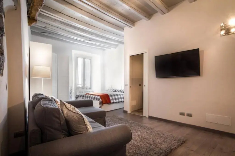 ALTIDO Elegant Apt for 4 at the Como's heart