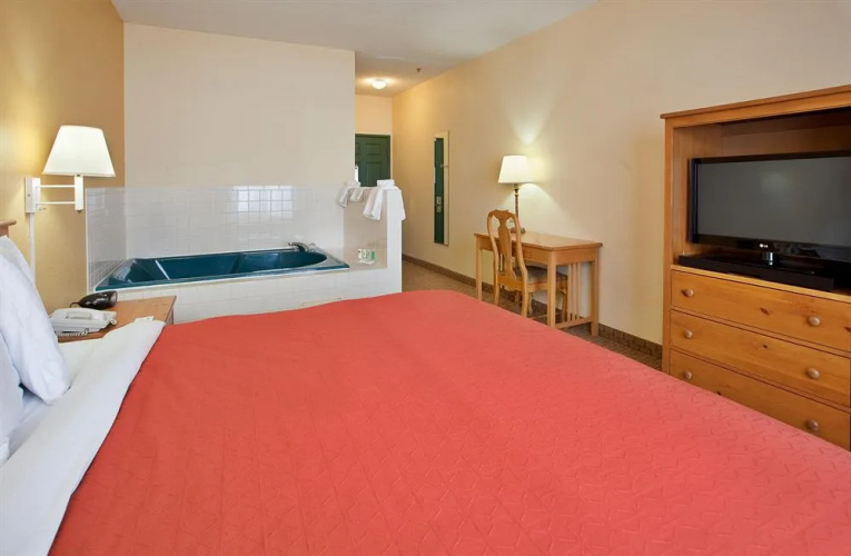 Country Inn & Suites by Radisson, Bloomington-Normal West, IL