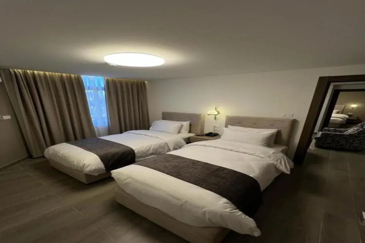 Red Carpet Suites
