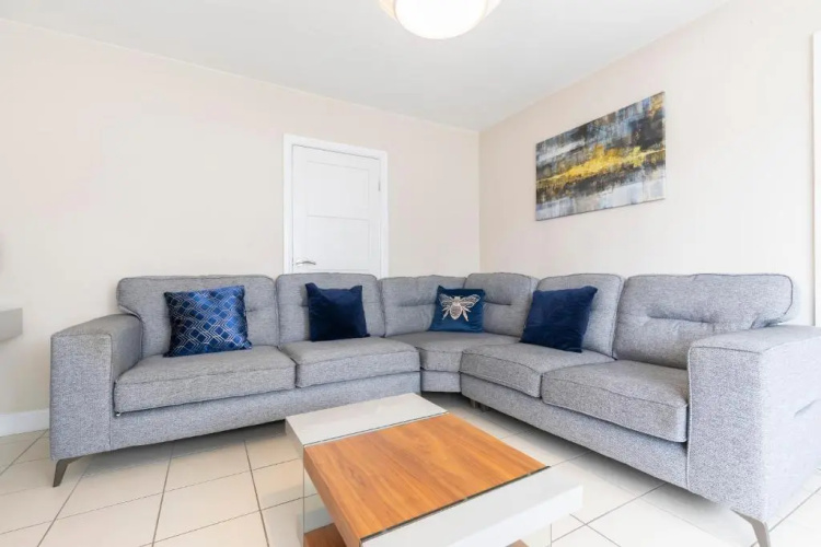 Modern Three Bedroom Home in Gloucester with Hot Tub