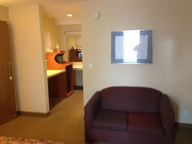 Woodridge Inn & Suites