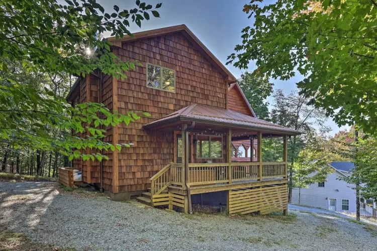 2 Mi to Beech Mtn Resort: Cabin w/ Deck & Grill!