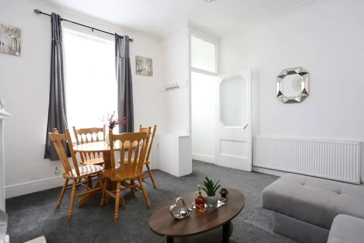 Charming 2-bed Home in Blackpool-central w Parking