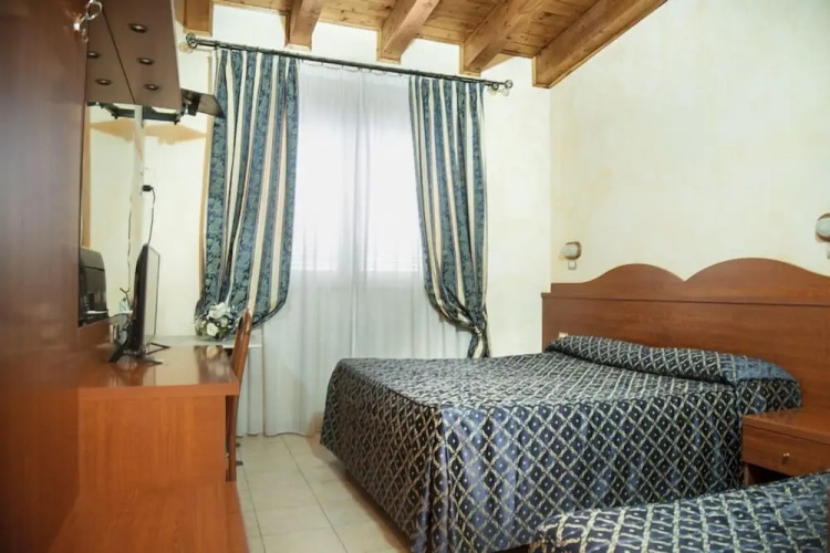 Camp's Hotel