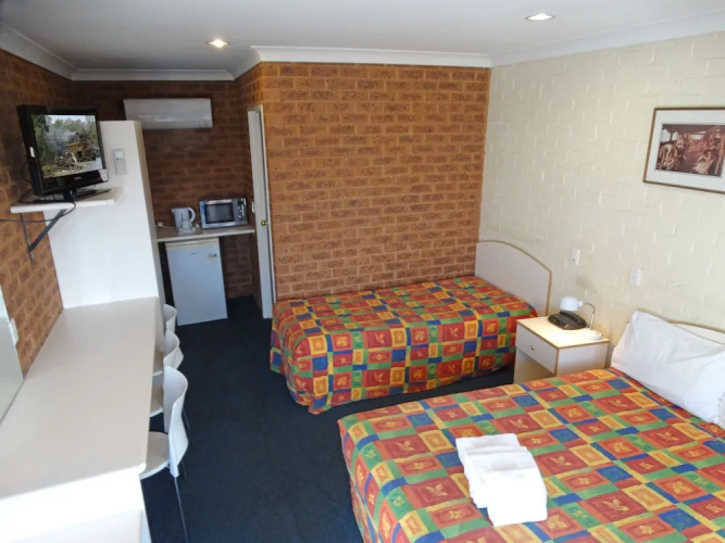 Colonial motor inn