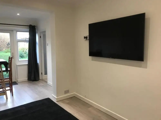Impeccable 2-Bed Cottage in Dagenham