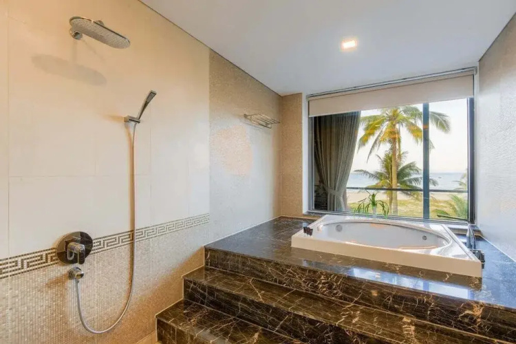 Luxe 6BR Beachfront Villa: Group Getaway Haven