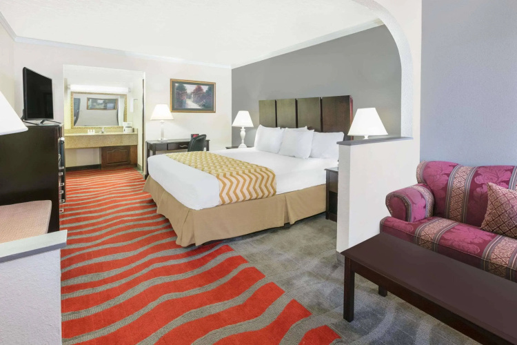 Travelodge Inn & Suites by Wyndham Norman