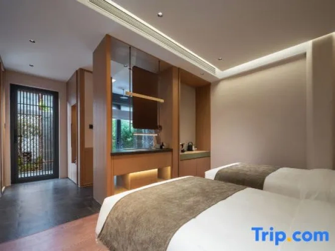 2 Bedrooms Triple Suite