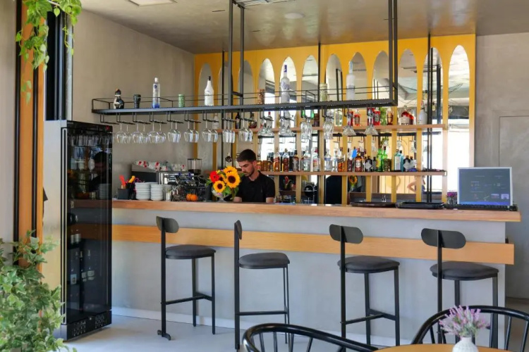 The Peak Hotel & Lounge
