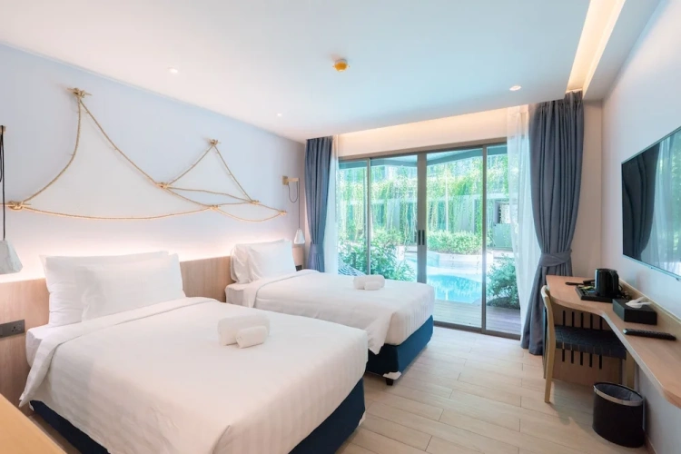 Deluxe Pool Access Twin room with Partial Pool view