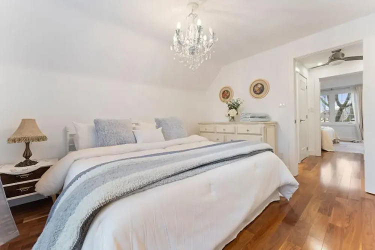 Spacious 2bdrm Home in Burlington