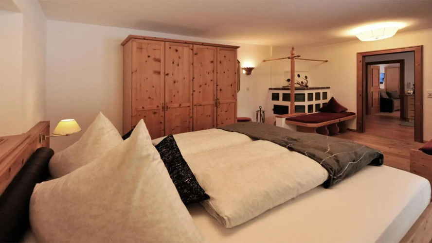 Mountain Apartments - living by Salner