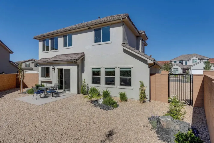 Hike & Golf: Washington Home w/ Hot Tub Access