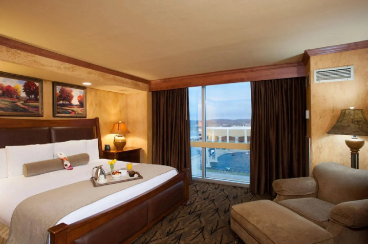 Crowne Plaza Tulsa - Southern Hills