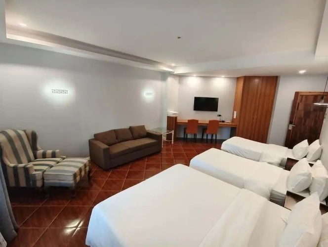 3 Bedrooms Standard Family room with garden view