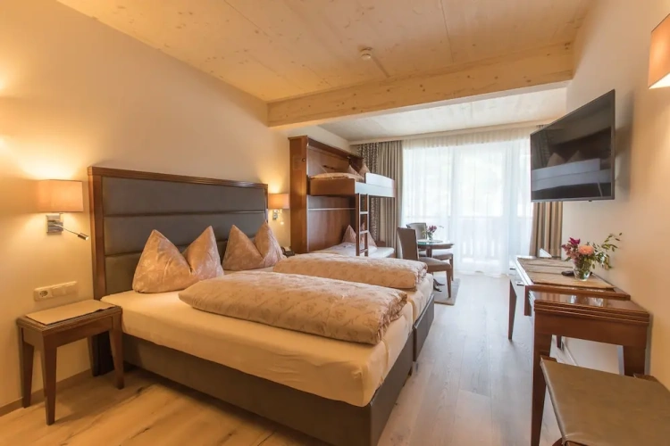 1 Bedroom Standard Family room with balcony and with mountain view