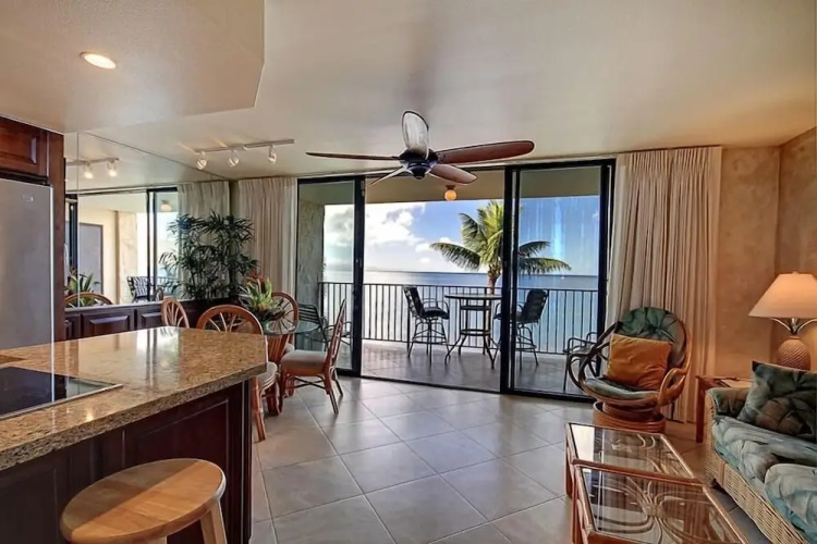 Kihei Beach, #307 1 Bedroom Condo by RedAwning