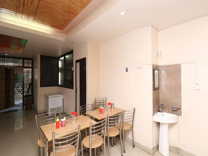 OYO 28173 Hotel Reeva