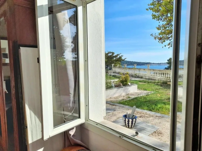 Standard Triple room with sea view