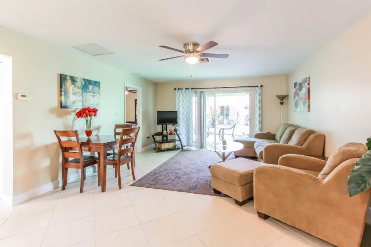 Seatuit Condominiums
