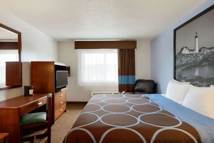 Super 8 Portland/westbrook Area - Portland, ME