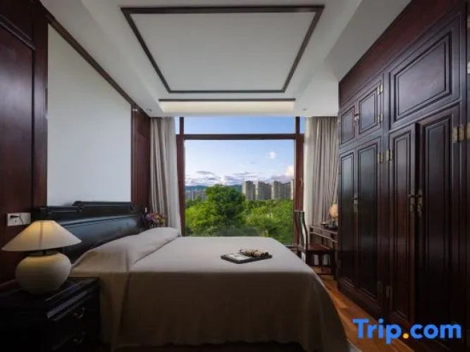 2 Bedrooms Deluxe Suite with lake view