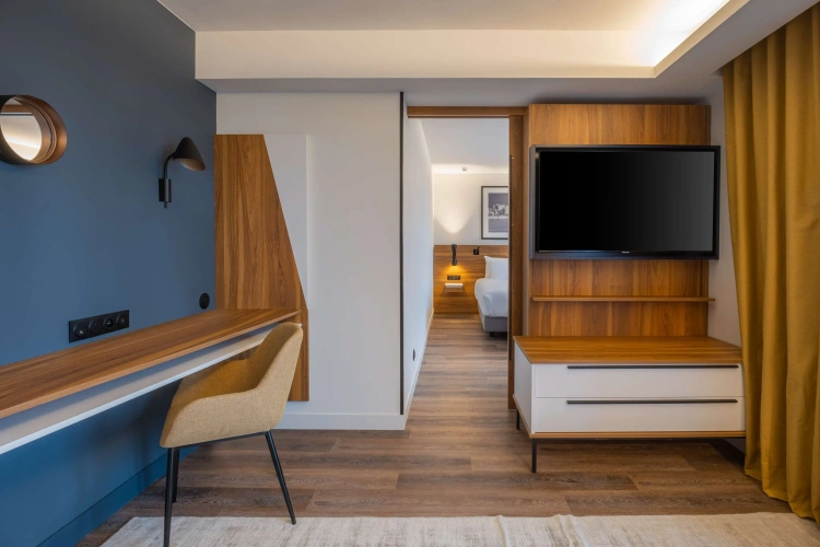 Suite with balcony and with city view