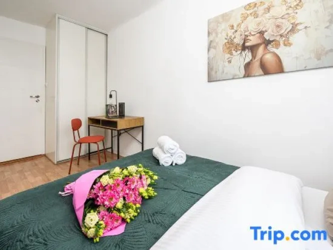 2 Bedrooms Apartment