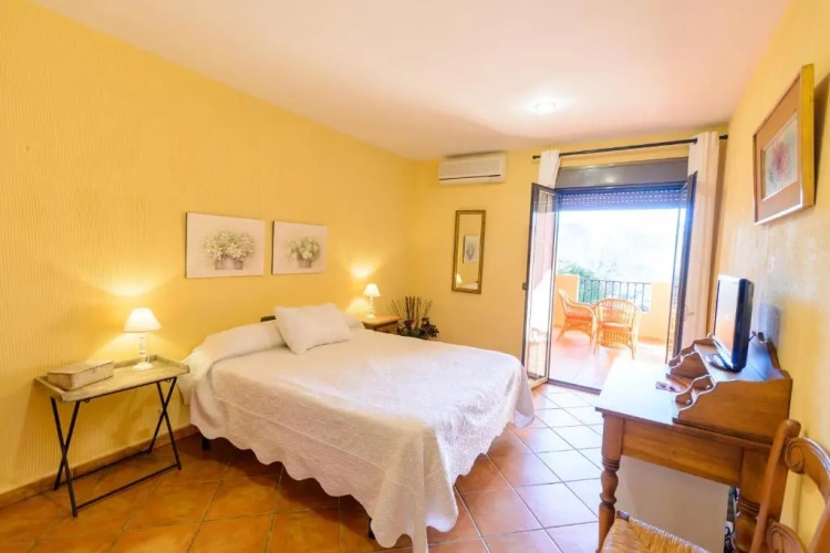 Standard Triple room