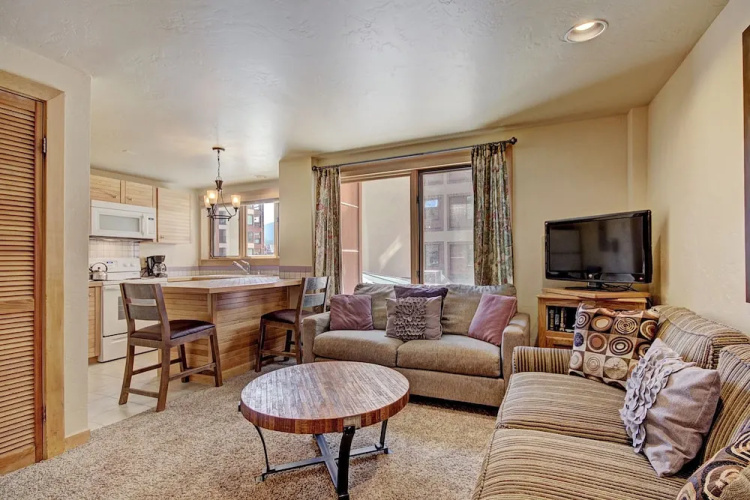 Stay Slopeside At Peak 9, Cozy Studio Steps To Apres& Dining Studio Bedroom Condo by RedAwning