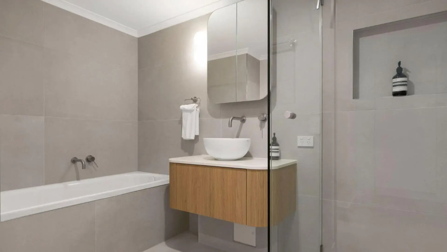Unit 3 21 Park Generous and Comfortable Beachside Abode