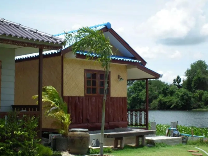 Bungalow with river view