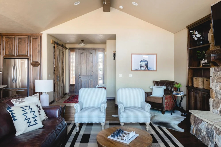 Dancing Rock - Mountain Home w Fire Pit & Spa!