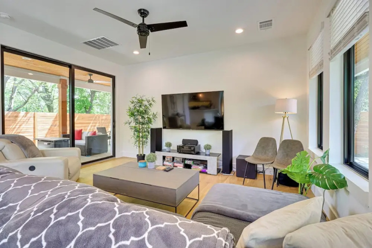 Chic Austin House w/ Spacious Backyard & Hammock