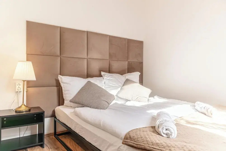 Comfy 2BR Apt Near U6 Station Long Stay