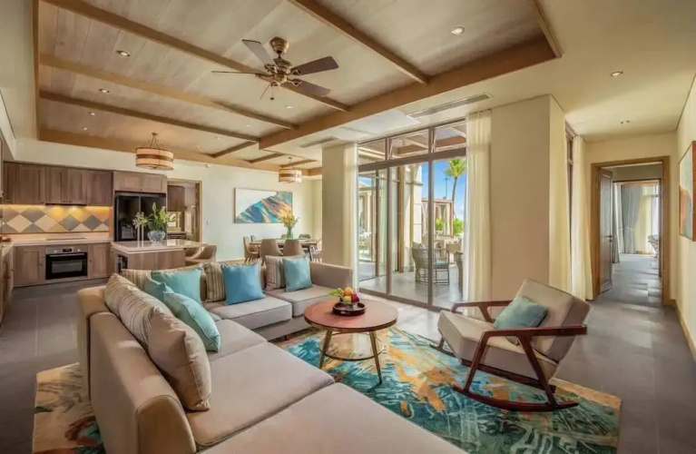 Luxe 5BR Villa: Beachfront Breakfast Pool