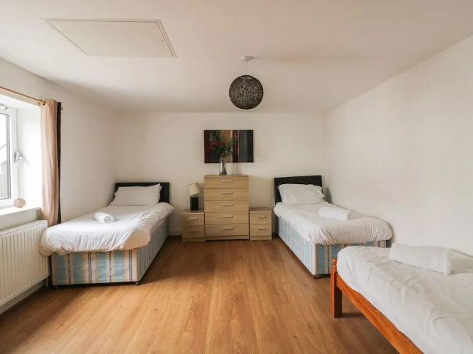 4 Bredon Court