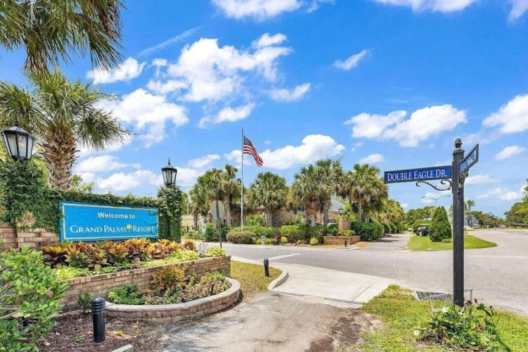 Pelicans Reef Large 2BR Condo w/ Vaulted Ceilings, Loft Bedroom & Space for 8 Guests