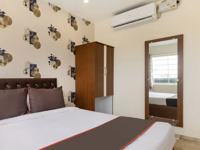 OYO Townhouse 327 C21 Mall
