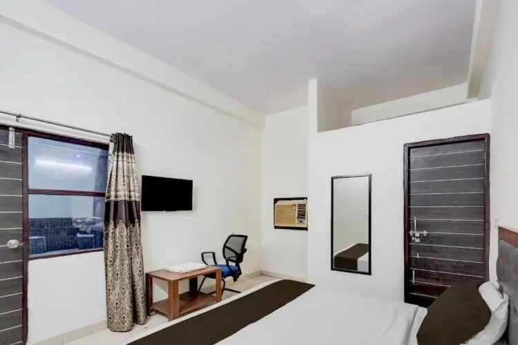 Hotel Heaven Peacock Noida