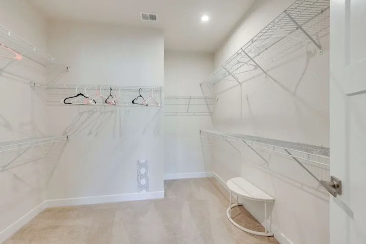 Townhome at Laurel Park: Modern & Spacious Getaway